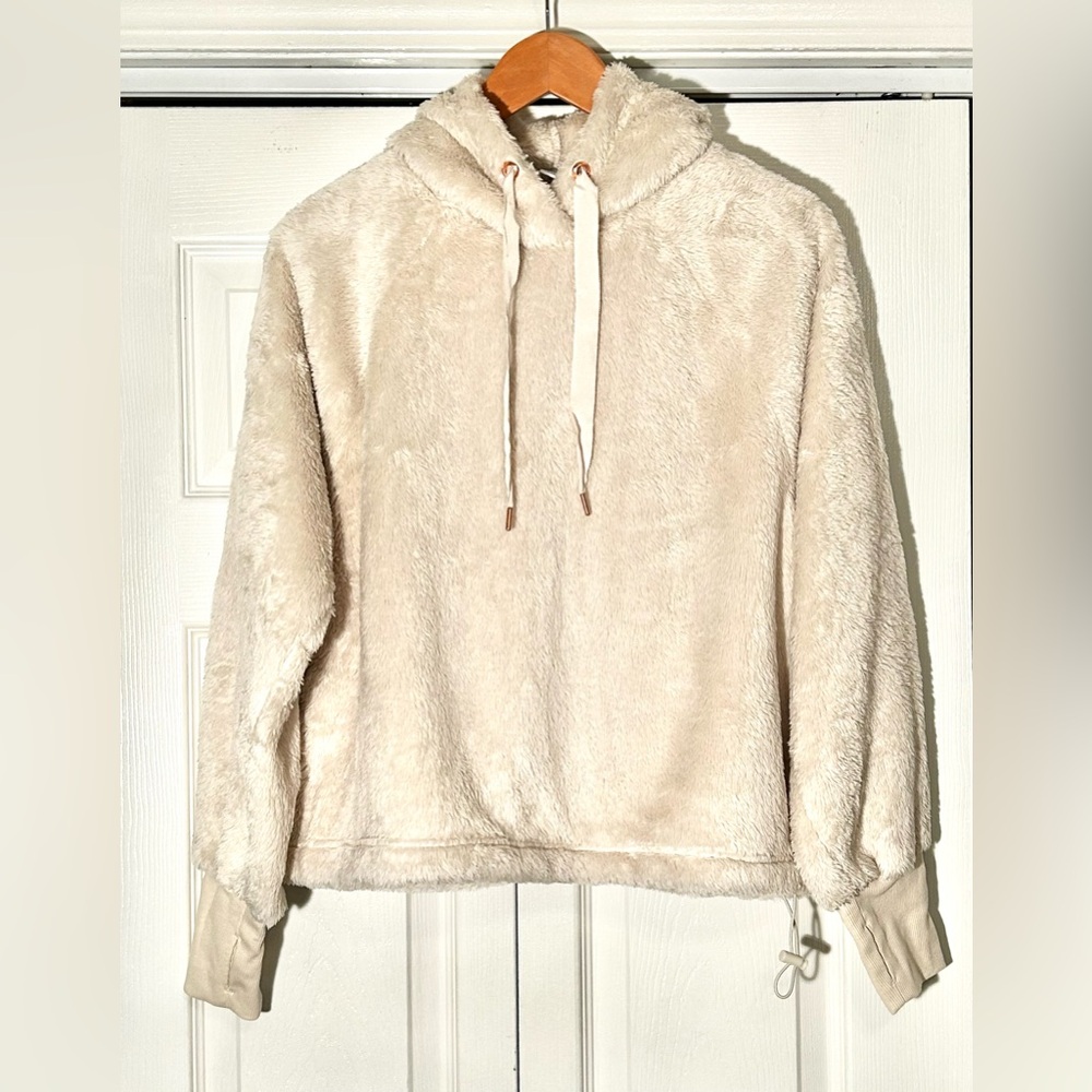 NWT’s Old Navy Cream Color Boxy Lightly Cropped Faux Fur Hoodie Size Medium